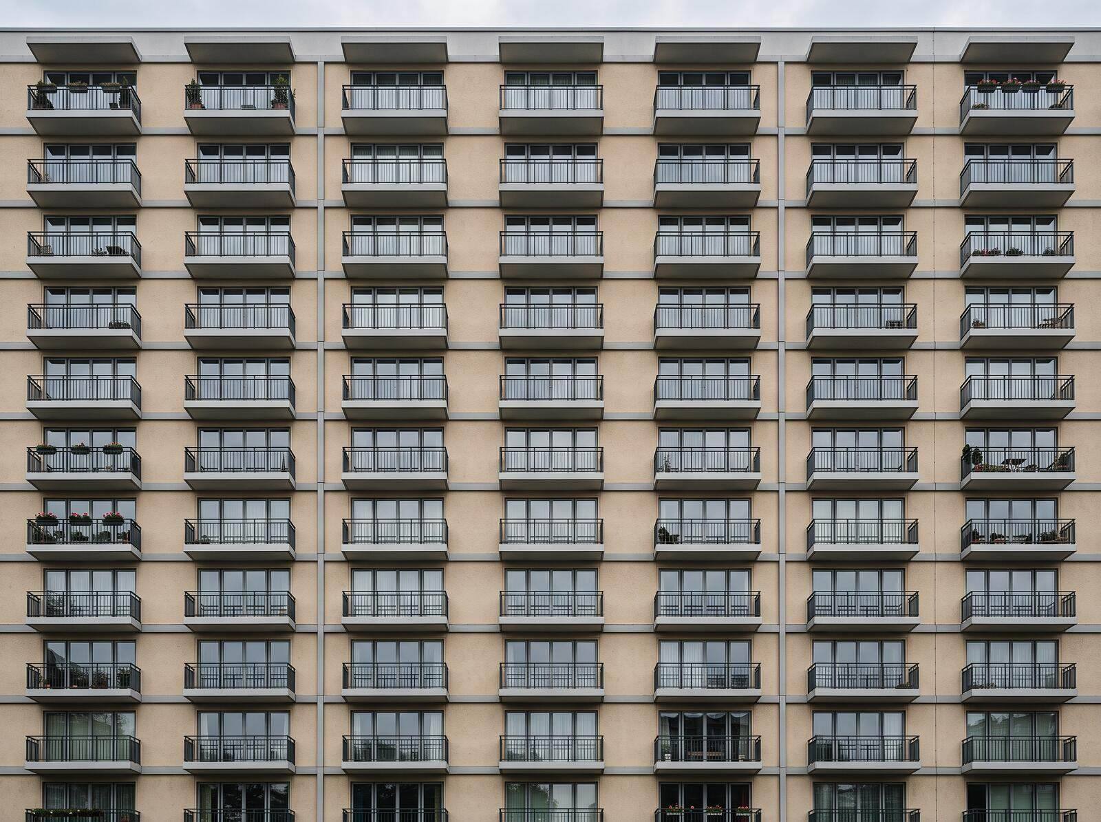 Fassade mit vielen Balkonen