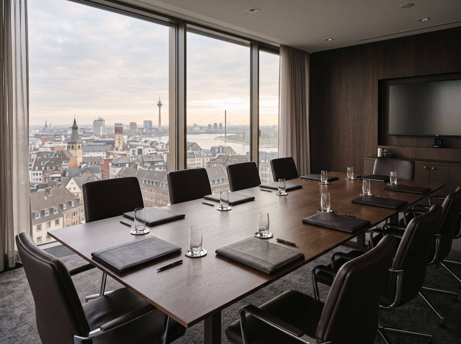 Vorbereiteter Besprechungsraum mit Blick über Düsseldorf